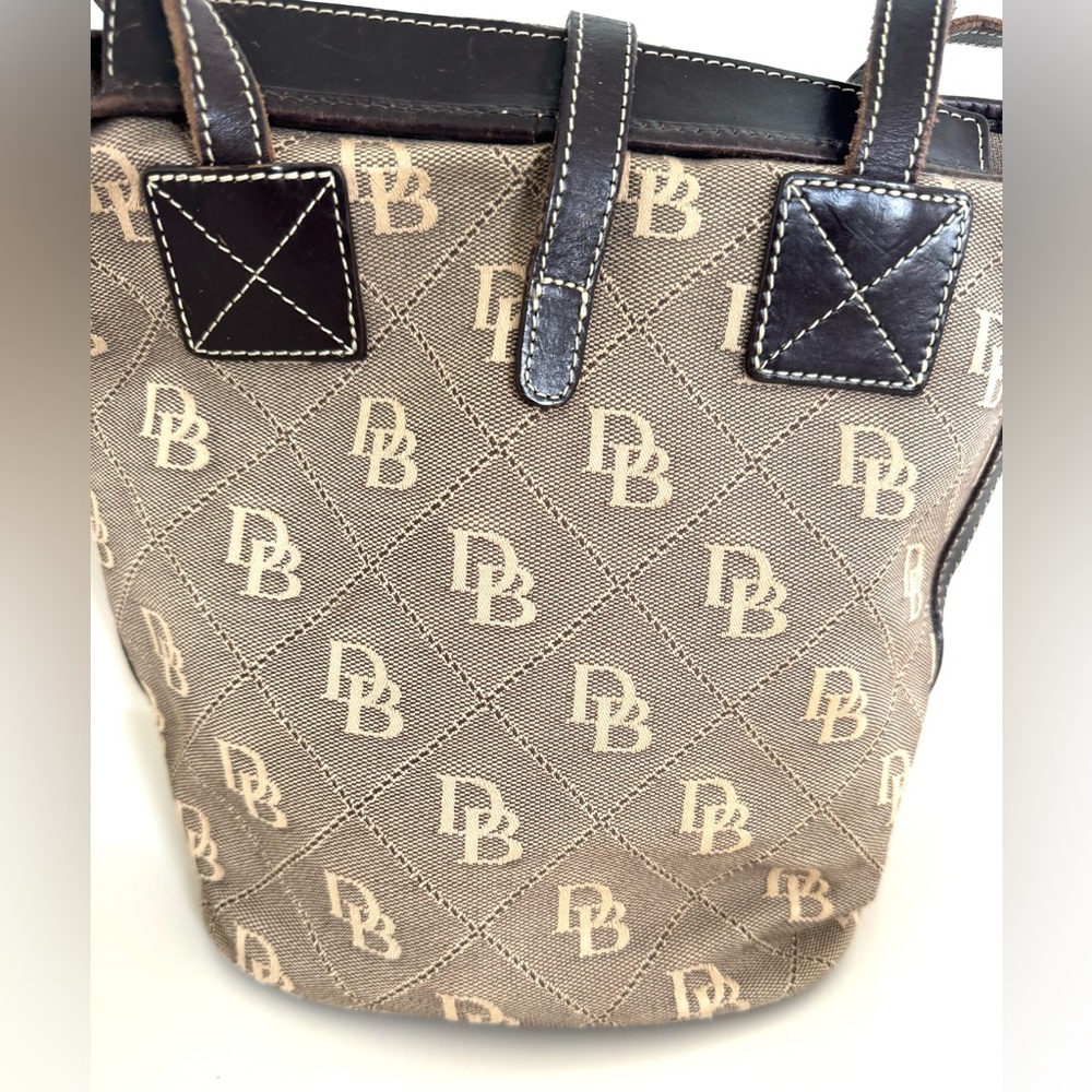✨Vintage Dooney & Bourke Brown Shoulder Bag with Structured Design✨ - Picture 8 of 16